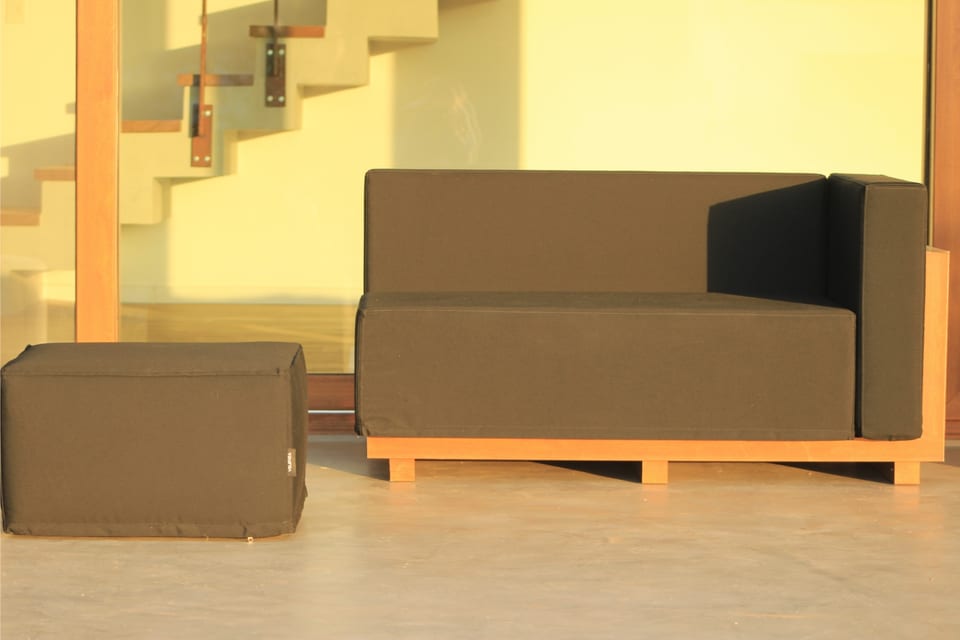 Sofá Cota con tapizado náutico oscuro y puff — muebles de exterior Velenza