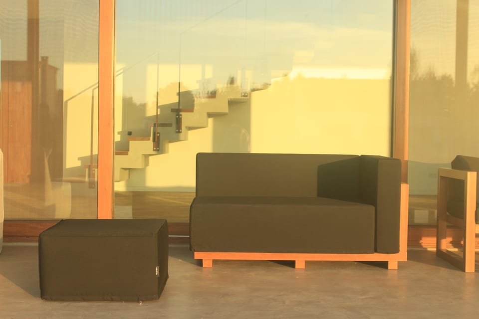 Sillón Cota con tapizado náutico oscuro en galería — muebles de exterior Velenza
