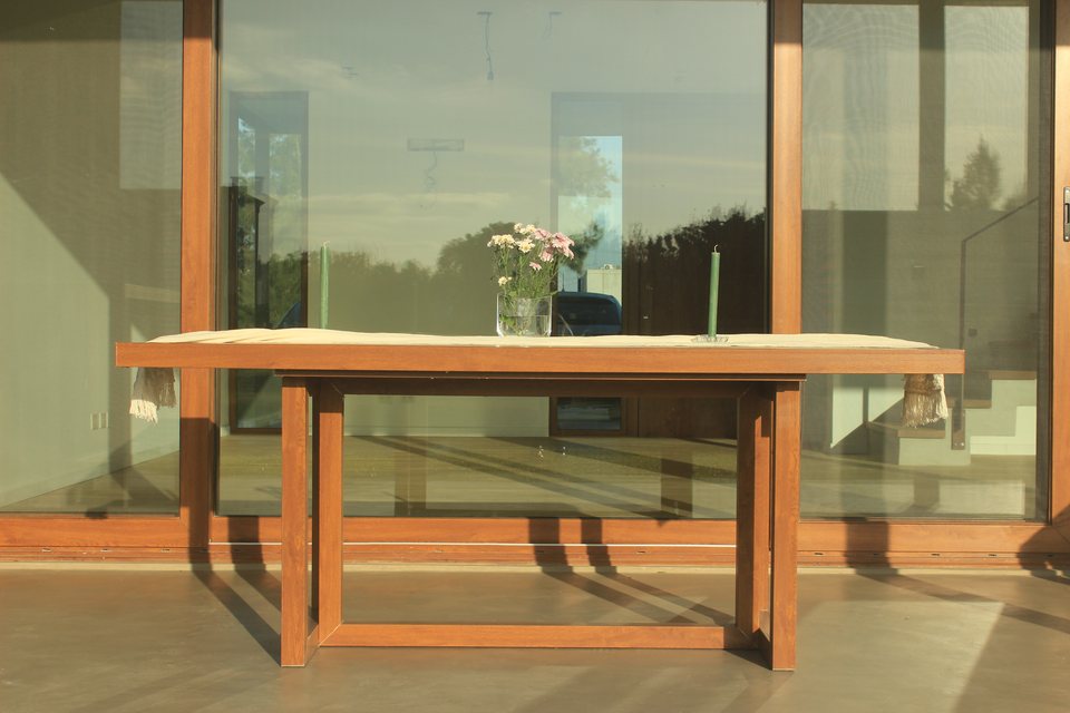 Mesa de exterior Velenza vista de frente