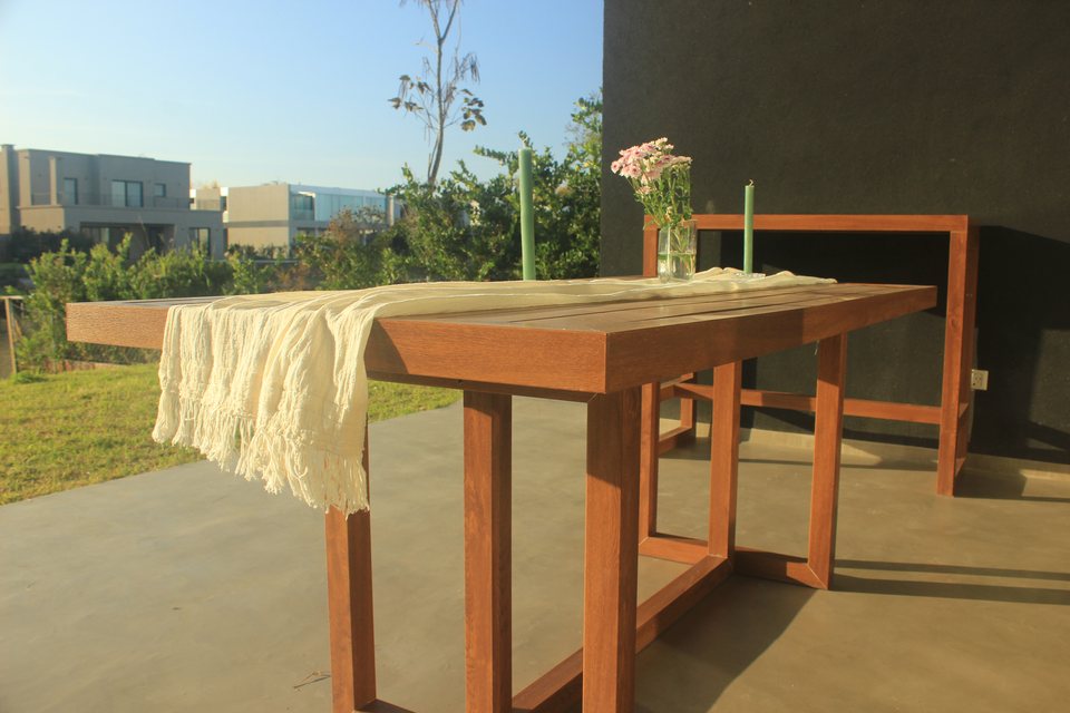Mesa de exterior Velenza en una composición abierta hacia el jardín