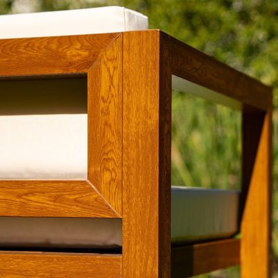 Detalle de sillón de exterior en madera — colección Muro Velenza