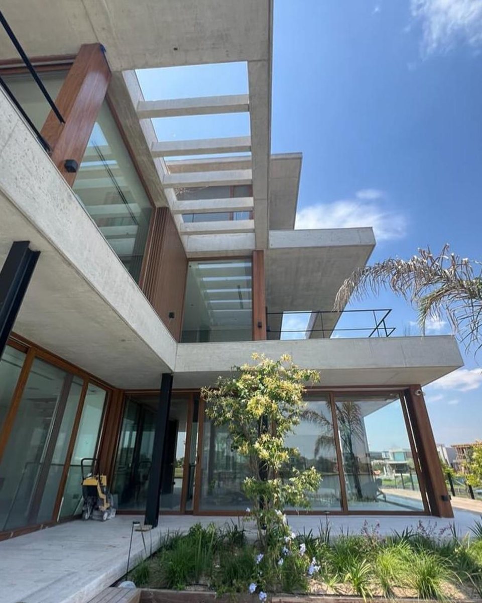 Casa moderna en obra con voladizos de hormigón