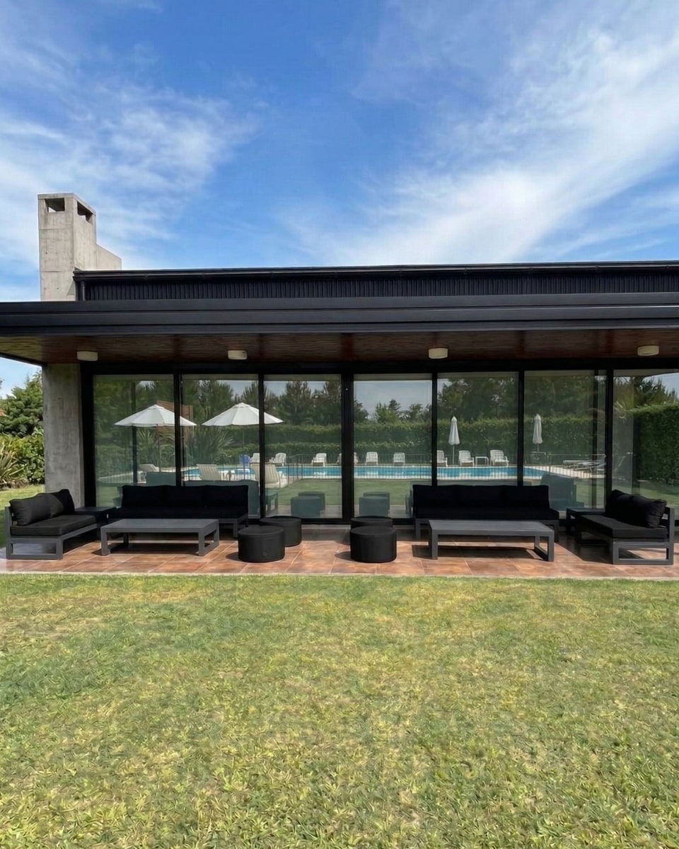 Muebles de exterior en aluminio negro en obra de Nordelta — Velenza