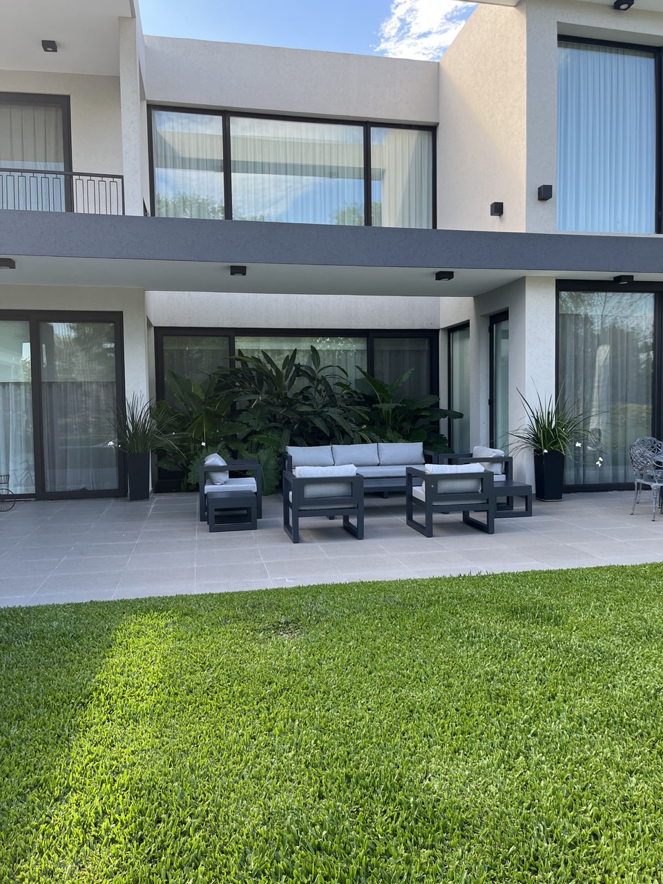 Casa con conjunto de muebles de aluminio para exterior y tapizado claro — Velenza