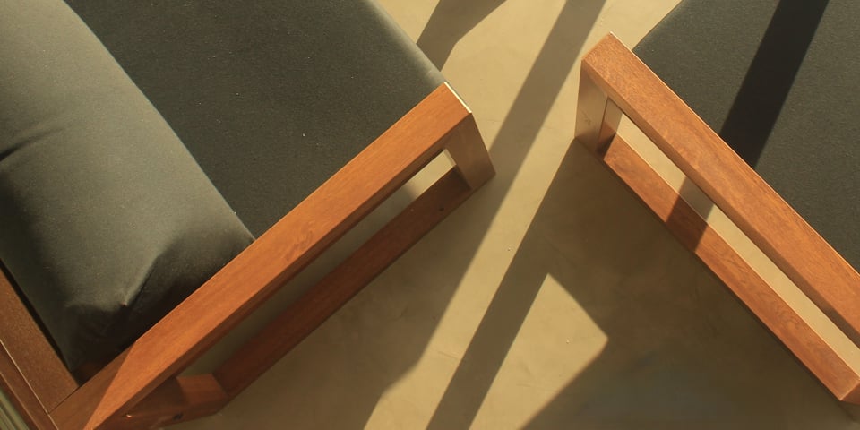 Vista cenital de sillones Cota con tapizado náutico oscuro — muebles de exterior Velenza