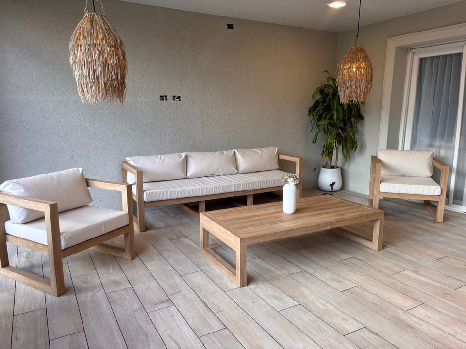 Conjunto de muebles de exterior con tapizado náutico claro — Velenza