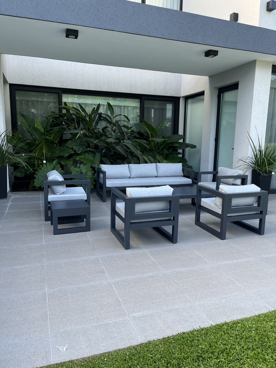 Conjunto de muebles de aluminio para exterior con tapizado claro — Velenza