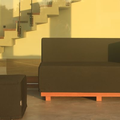 Sillón con puff y tapizado náutico oscuro — colección Cota Velenza