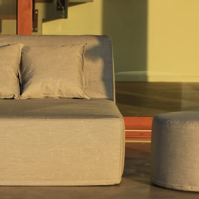 Sillón con tapizado náutico claro y puff — colección Náutica Velenza