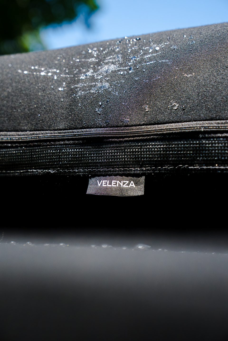 Cierre y remate en textil negro para uso exterior