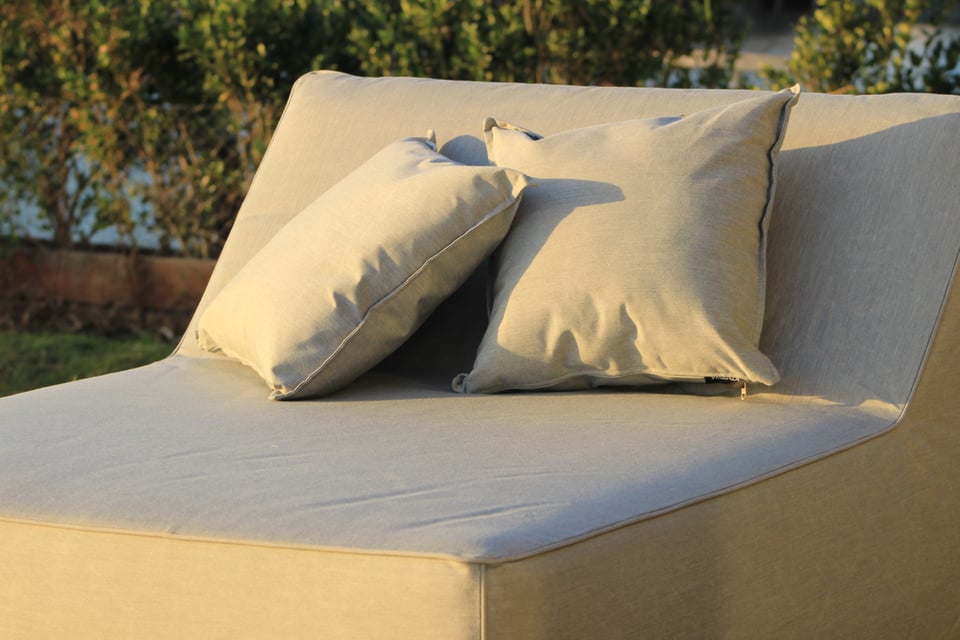 Detalle de sillón con tela náutica clara — colección Náutica Velenza