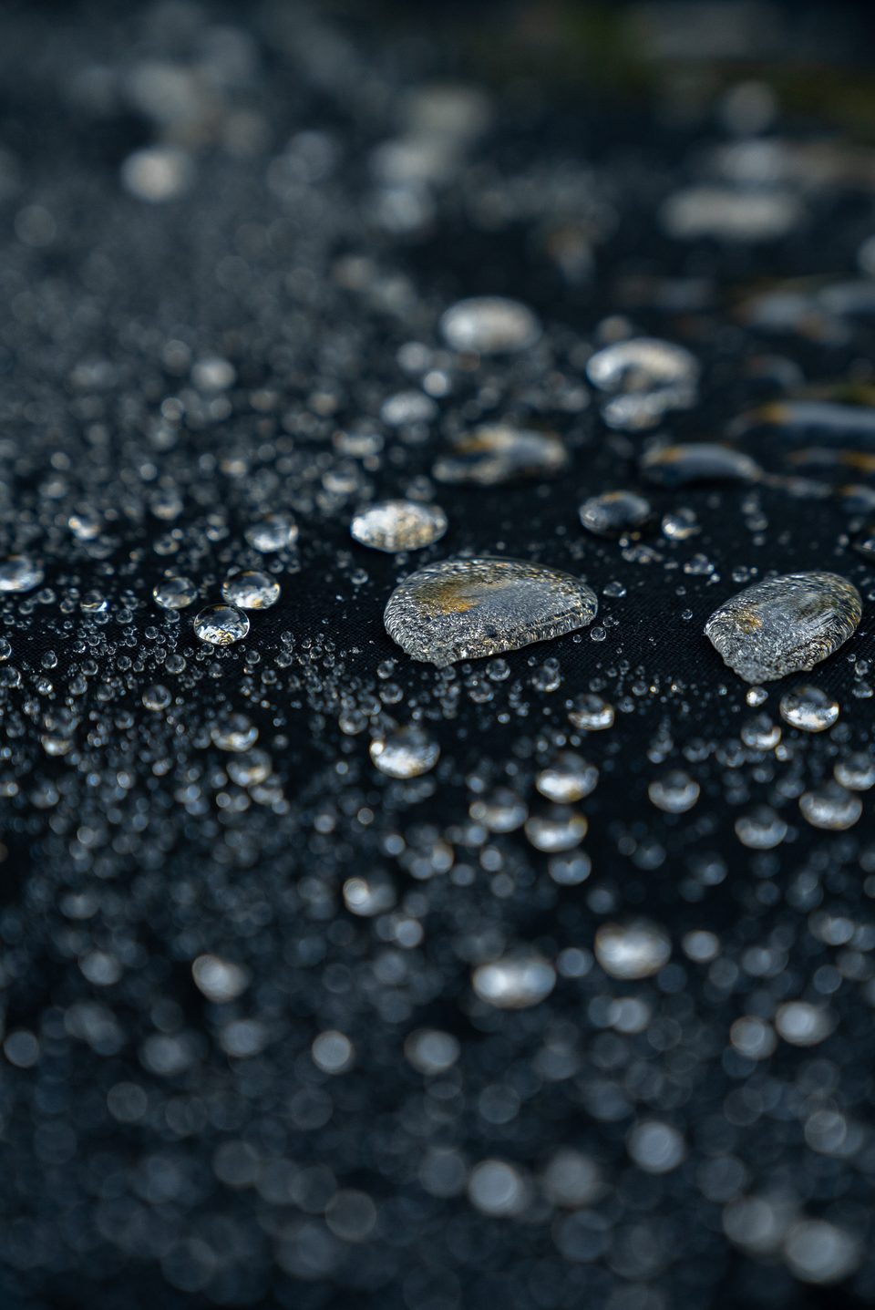 Gotas de agua sobre tapizado náutico oscuro