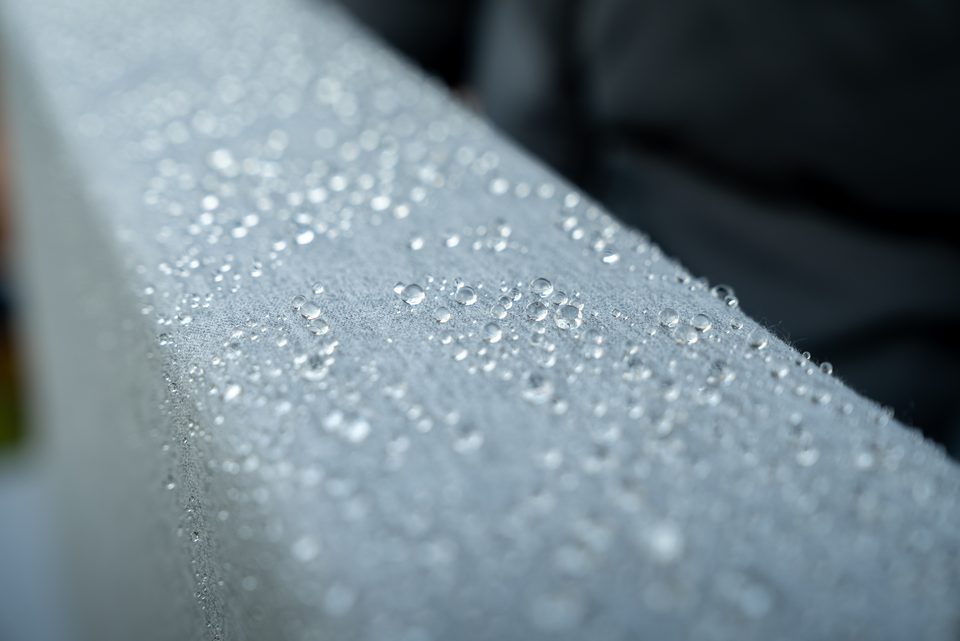 Detalle de tapizado náutico Sunbrella® con gotas de agua
