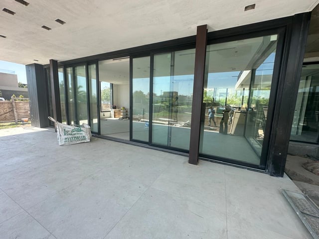 Casa con carpinterías para exterior, obra Velenza