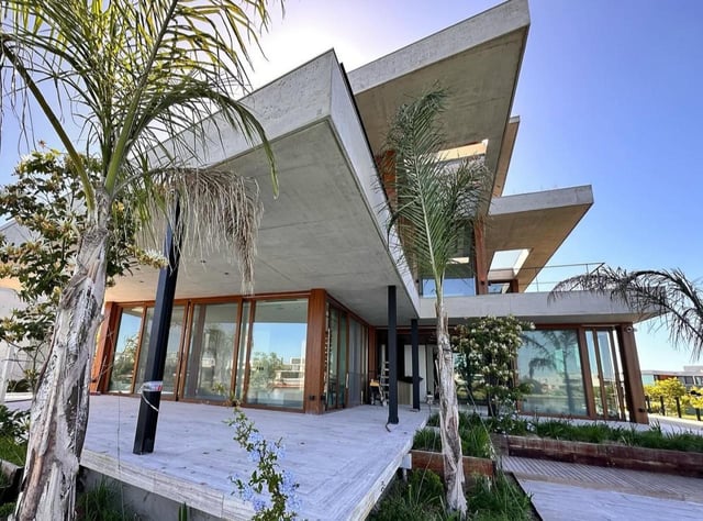 Casa con voladizos de hormigón y carpinterías de exterior — Velenza