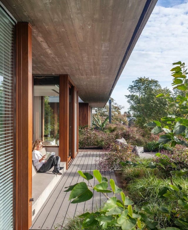 Galería con carpintería integrada a la arquitectura de exterior — Velenza