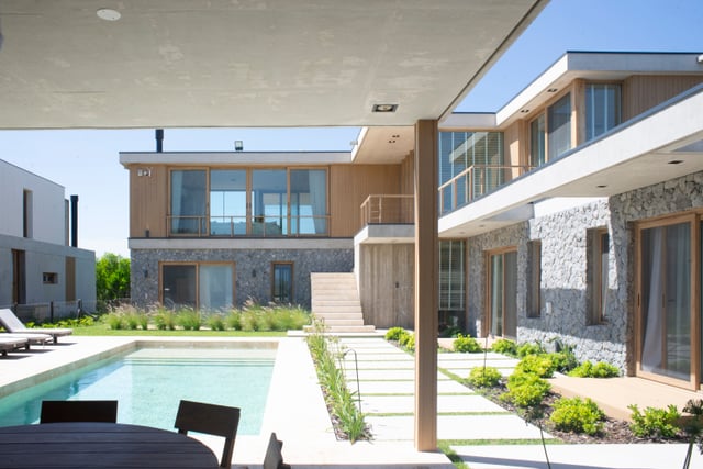 Casa con pileta y carpinterías para arquitectura de exterior — Velenza
