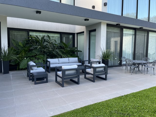Conjunto de sillones de exterior en aluminio con tapizado náutico claro — Velenza