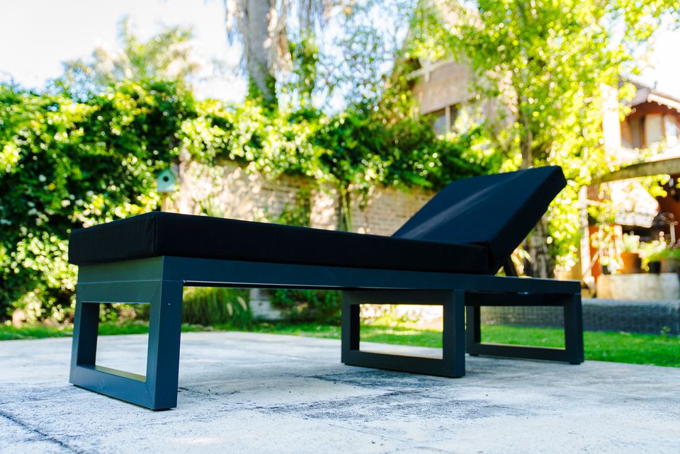 Detalle del respaldo reclinable en reposera Velenza