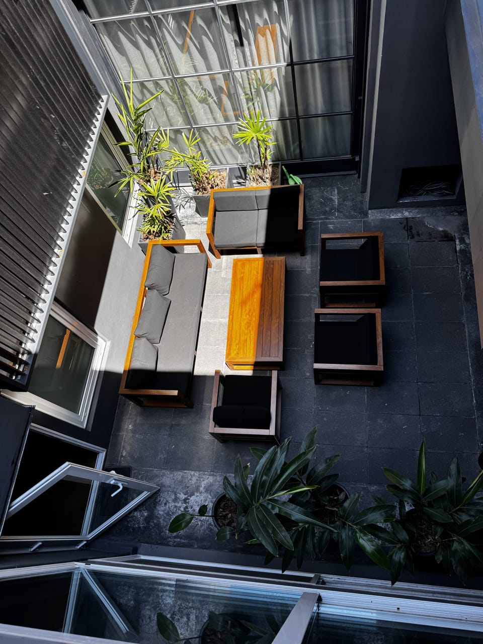 Interior del showroom de muebles de exterior en San Isidro, Velenza