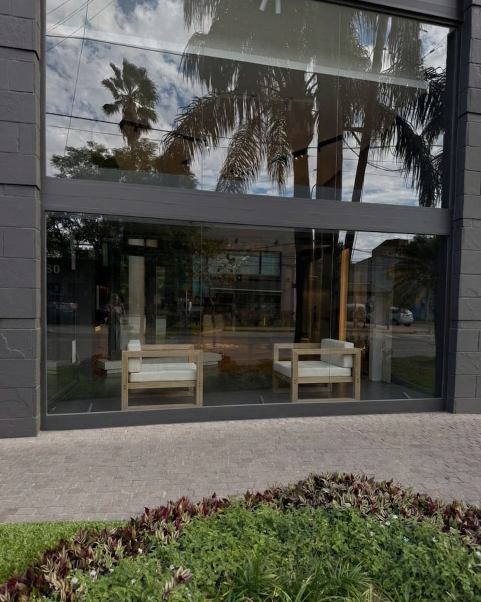 Acceso al showroom de muebles de exterior en San Isidro, Velenza